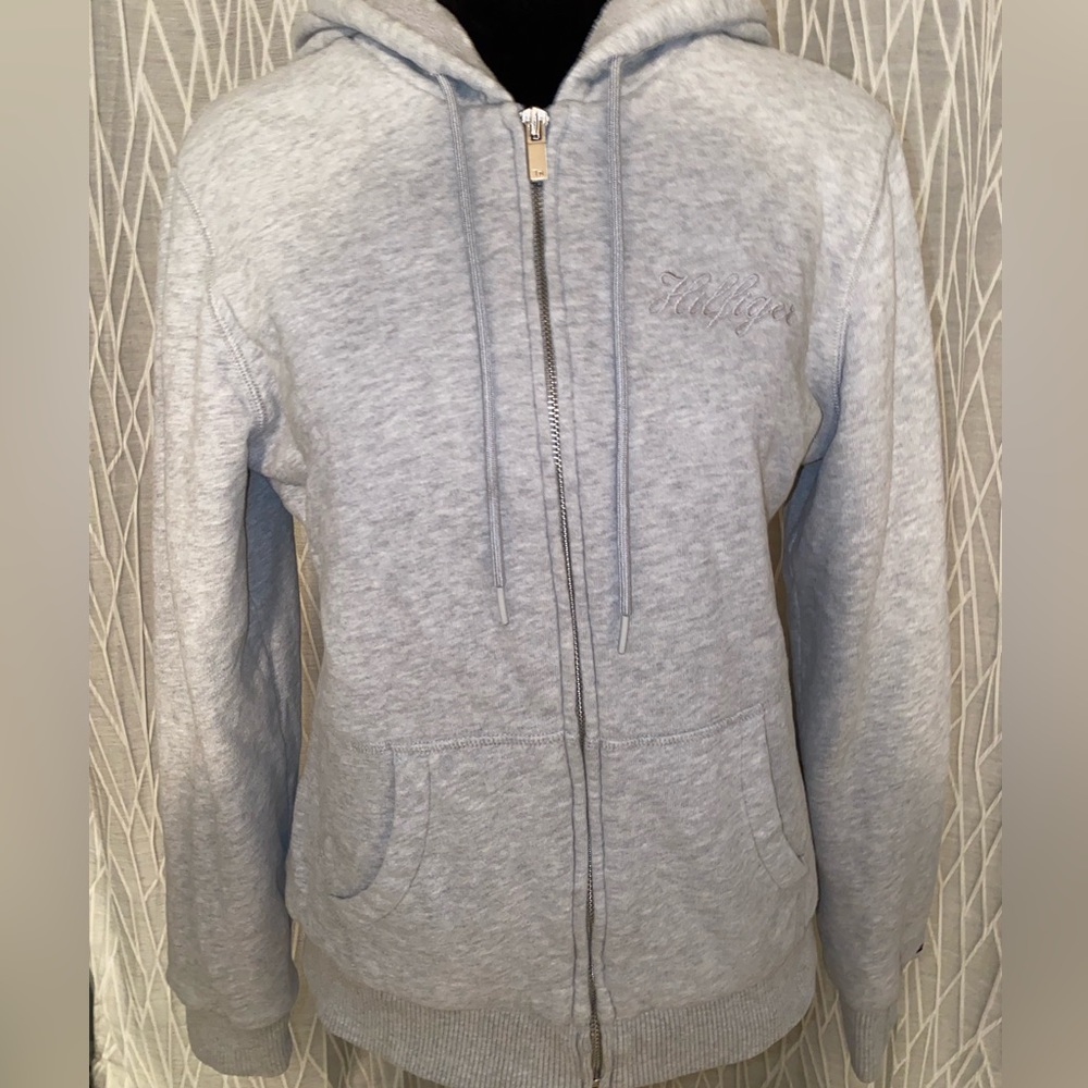 Tommy Hilfiger Fleece Sweater, embroidered “Hilfiger”signature logo.